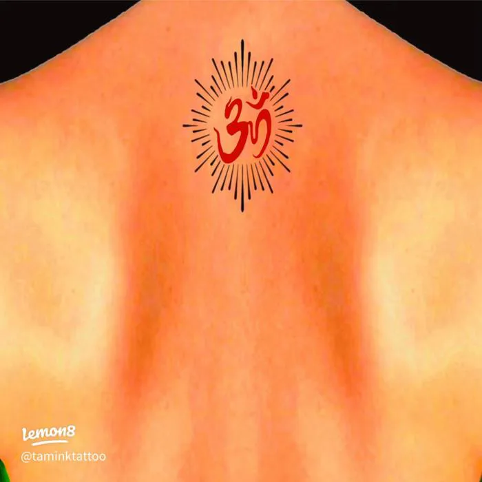 Hình xăm chữ Om: ý nghĩa tâm linh, sự bảo vệ và gợi ý vị trí xăm quyến rũ  cho nữ