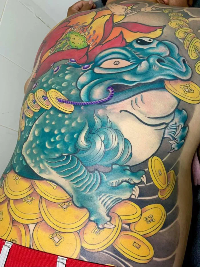 Cóc ngậm tiền tattoo | Thiềm thừ tattoo, Cóc thần tài tattoo, Hình xăm full  lưng