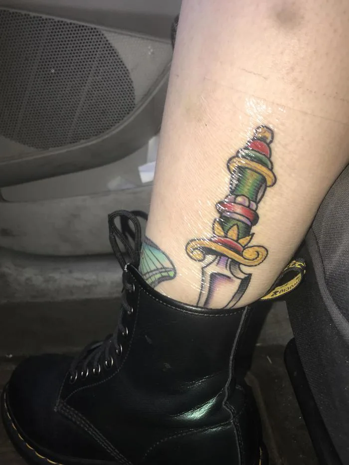 hình xăm dao găm. Yêu nó lắm luôn. : r/bodymods