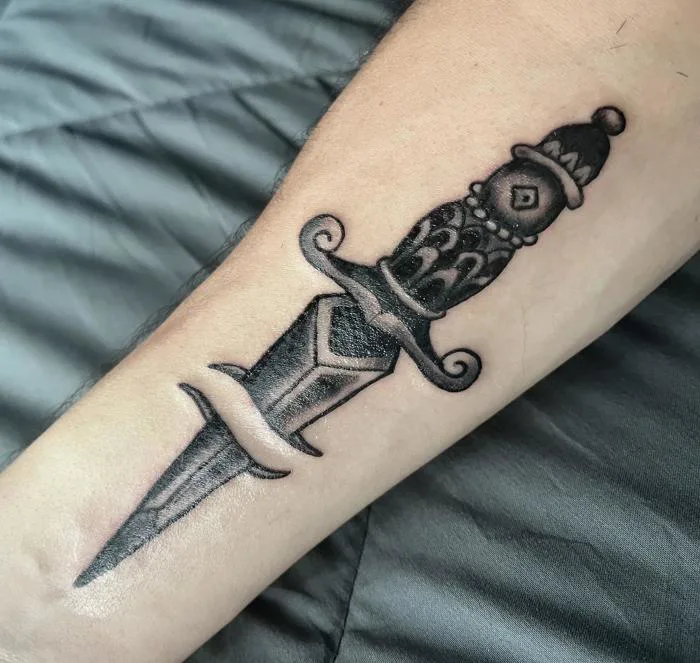 Hình xăm dao găm đen trắng mới tinh do Chris ở Rabbits Den Tattoo -  Milltown, NJ thực hiện : r/traditionaltattoos