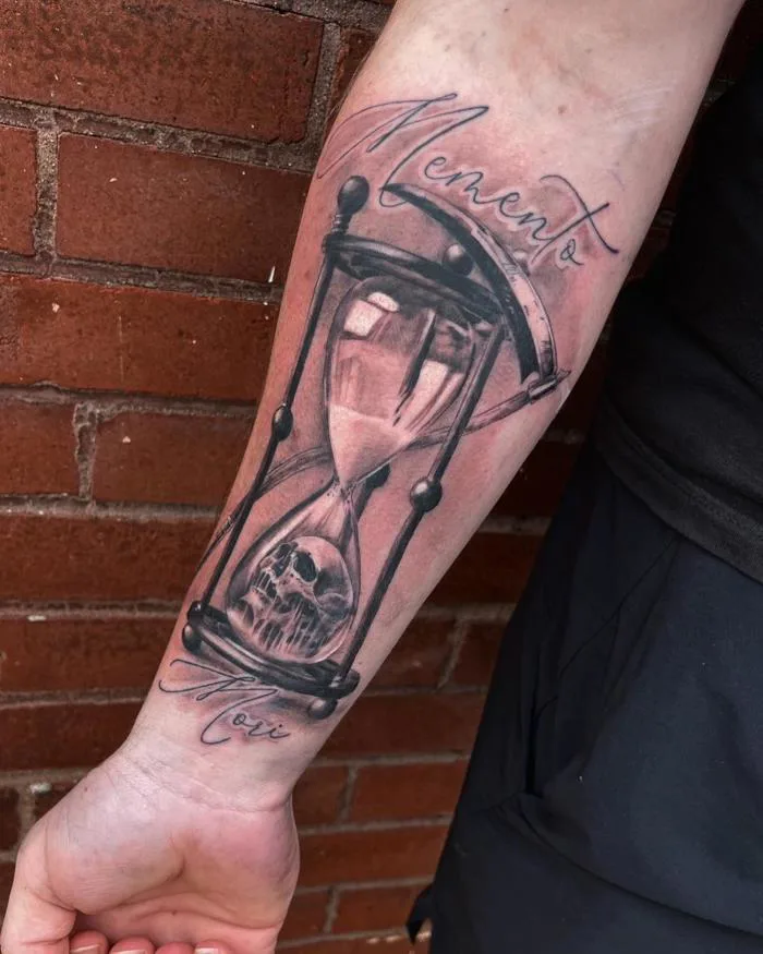 Hình xăm đồng hồ cát mới và memento mori trên cẳng tay. Nghệ sĩ xăm hình  siêu đỉnh ở St. Louis, Missouri : r/tattoos