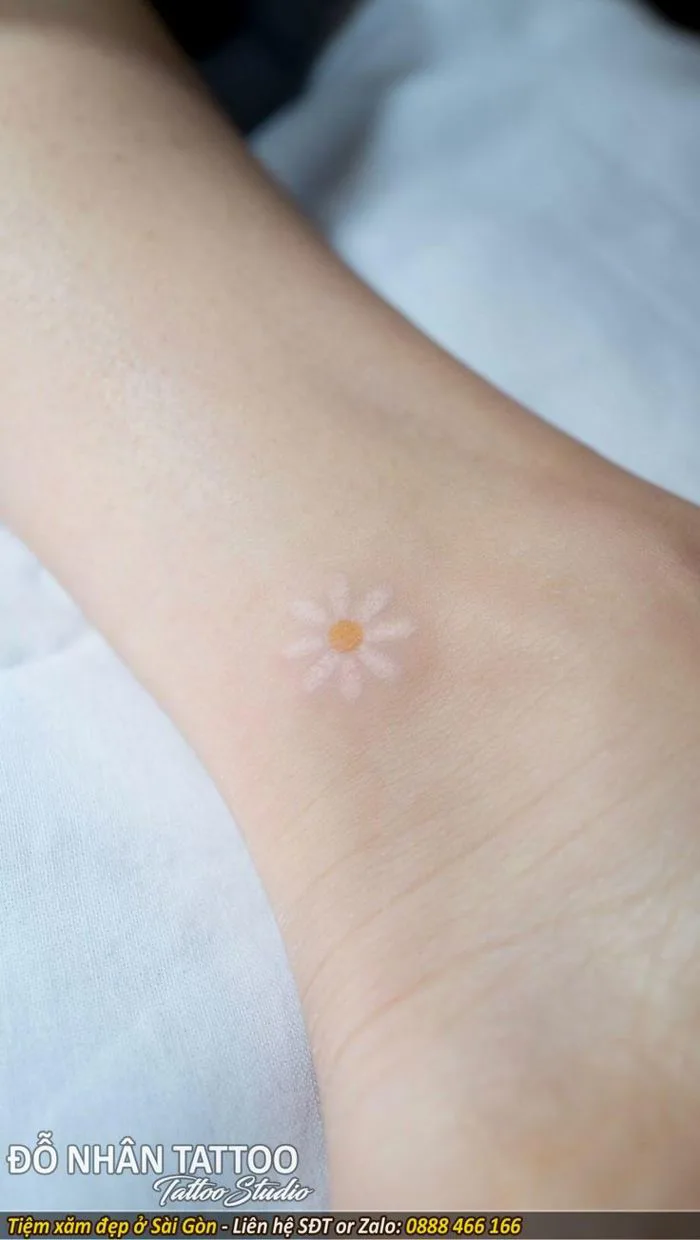 Hình xăm hoa cúc mini ở cổ chân