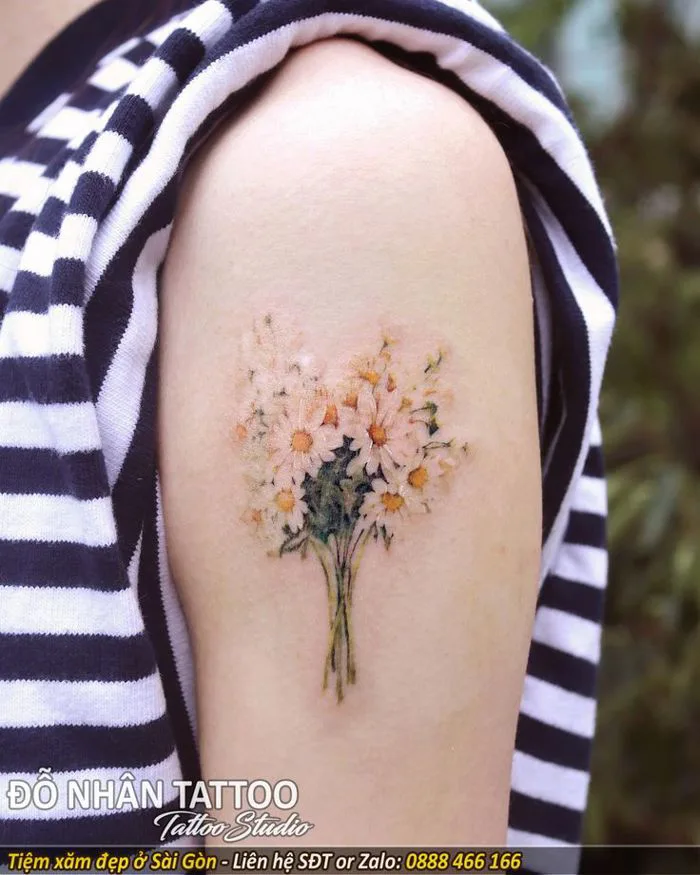 Hình xăm hoa cúc mini bắp tay