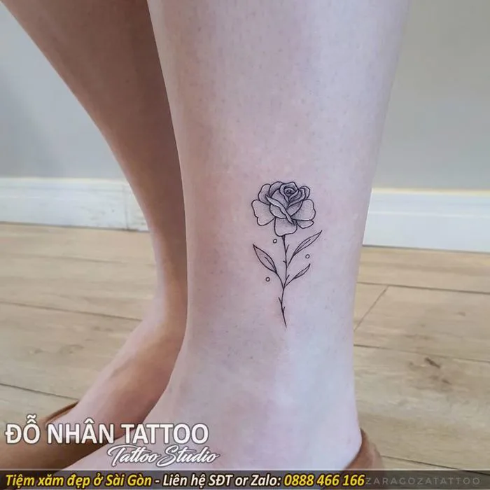 Hình xăm hoa hồng mini ở cổ chân