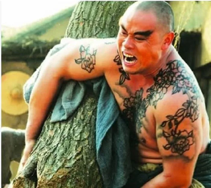 Hình xăm hoa mẫu đơn trên lưng Lỗ Trí Thâm có ý nghĩa gì?