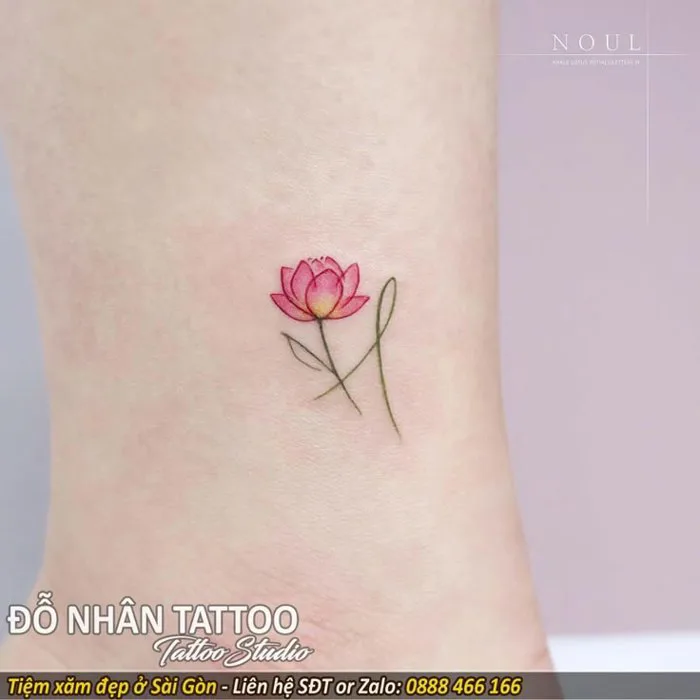 Hình xăm hoa sen và chữ mini ở cổ cân | Serotonin flower tattoo, Serotonin  floral