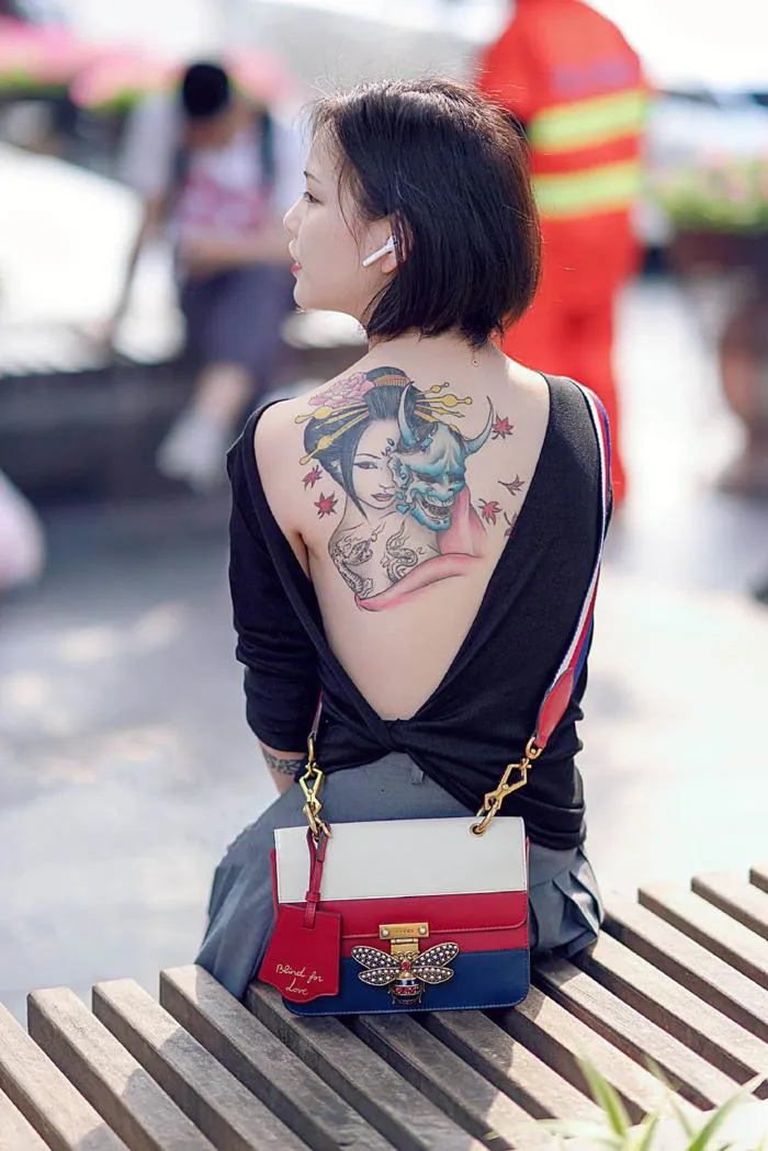 Hình xăm của cô gái thu hút mọi ánh mắt trên phố