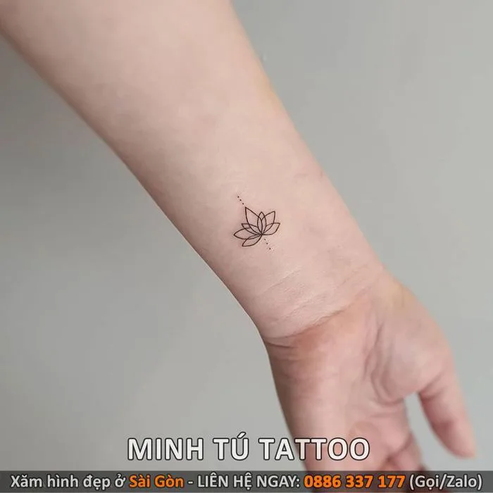Hình xăm hoa sen mini ở cổ tay