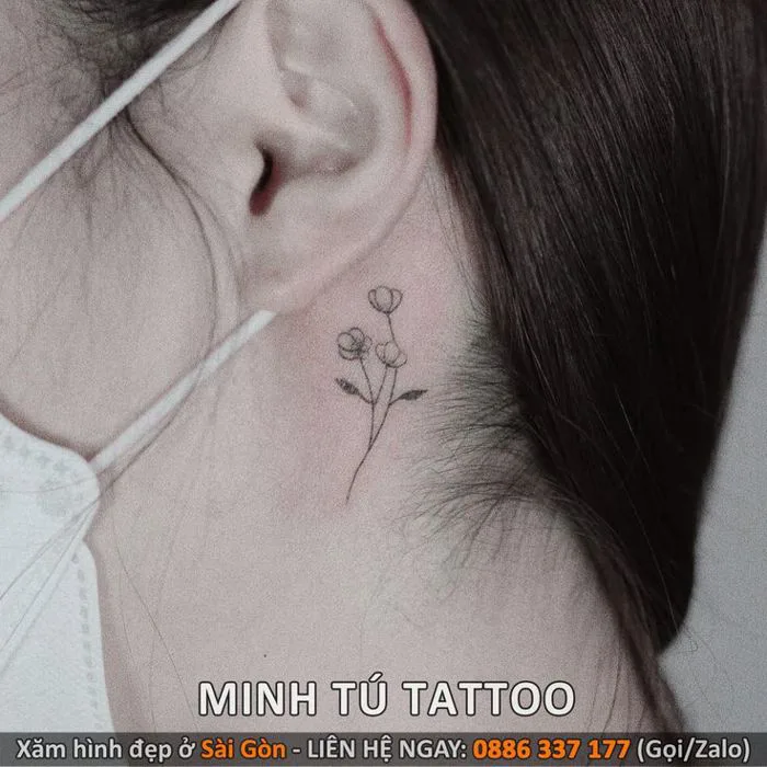 Hình xăm hoa mini ở sau tai cho nữ
