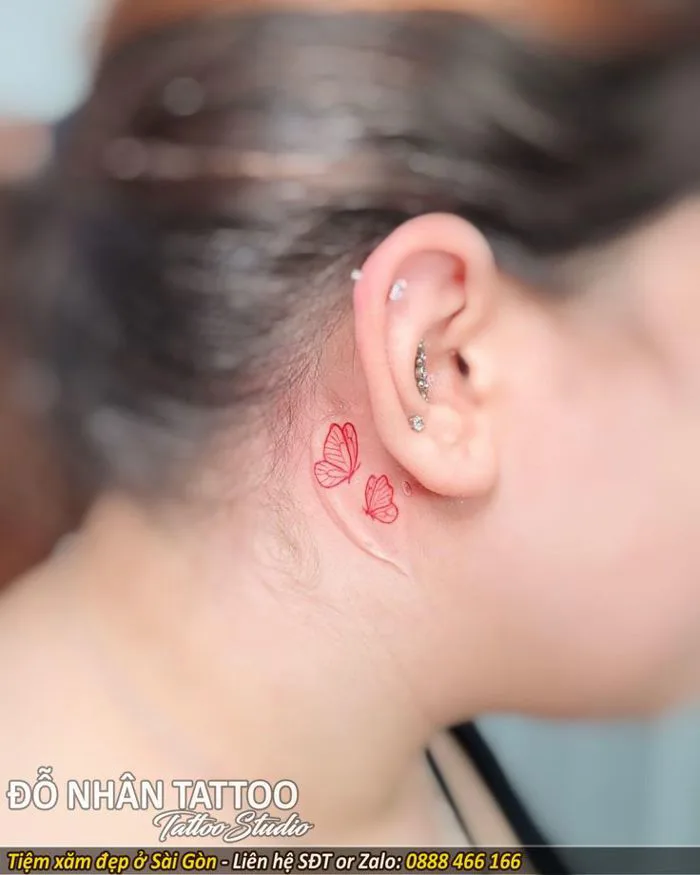 Hình xăm bướm ở sau tai