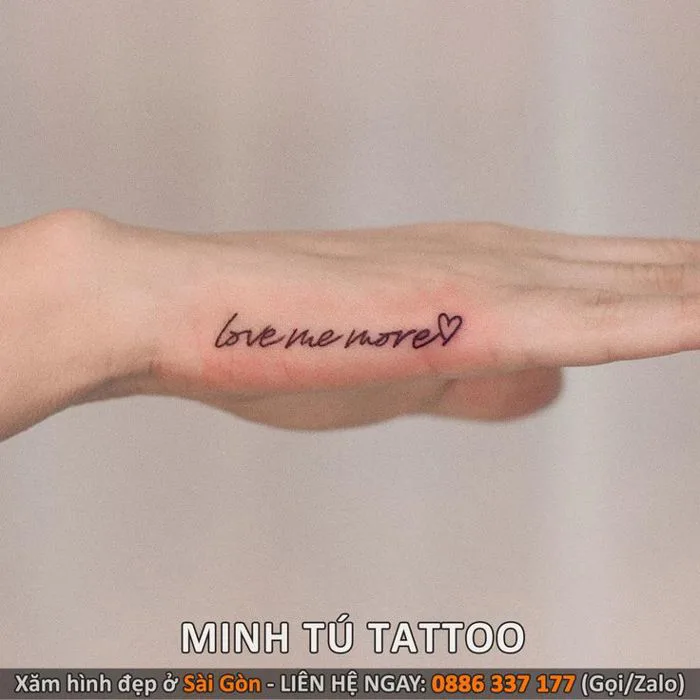 Hình xăm chữ mini ở đường mu bàn tay