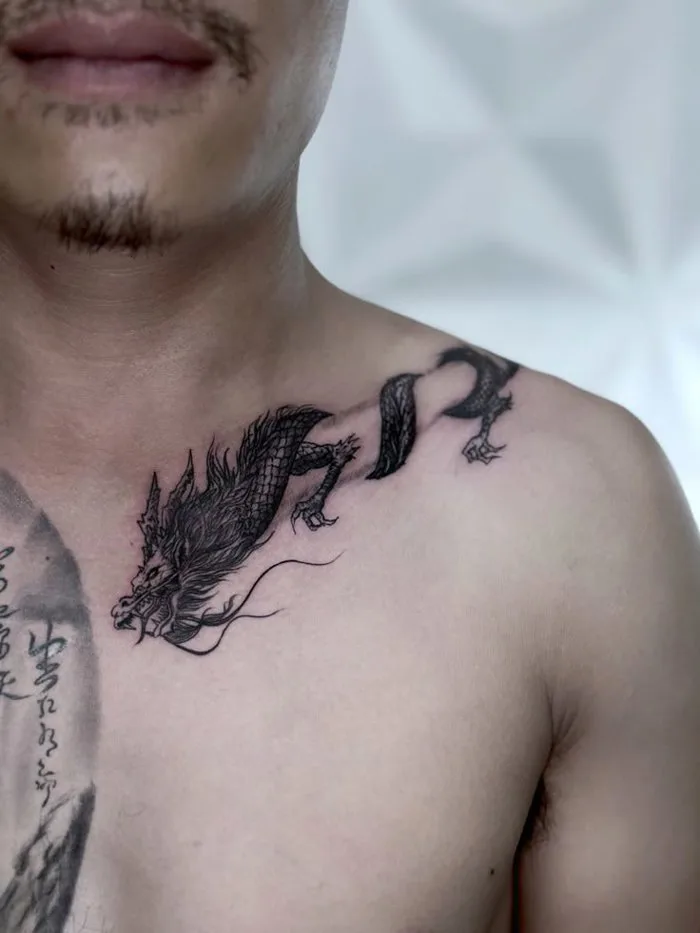 Hình xăm rồng quấn xương quai xanh