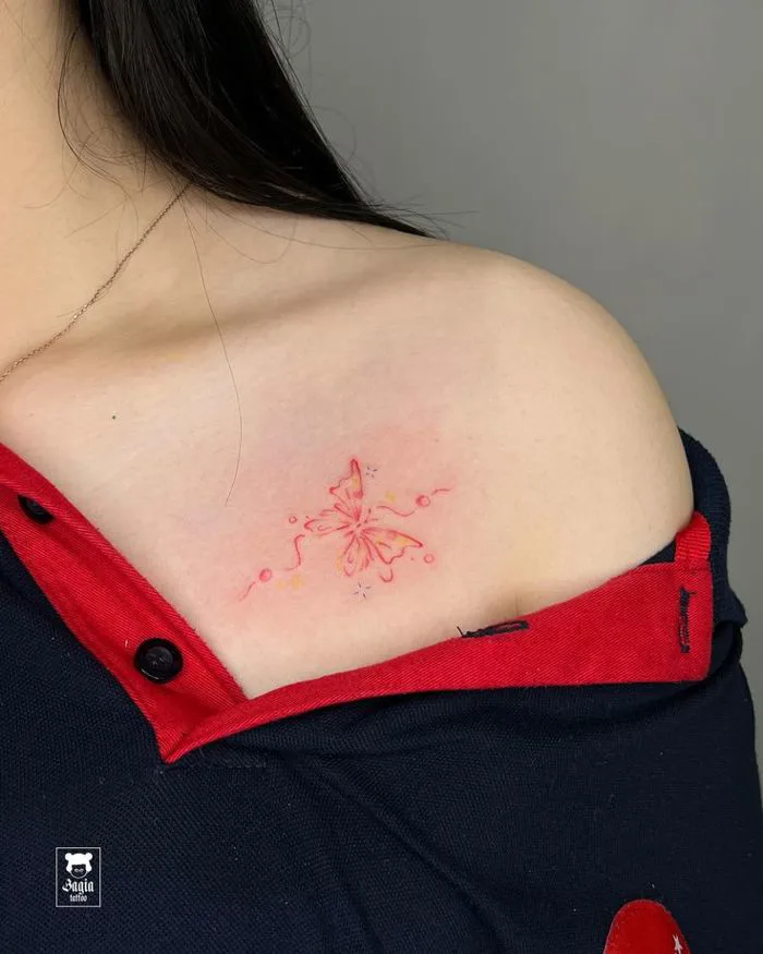 Hình xăm bướm ở xương quai xanh