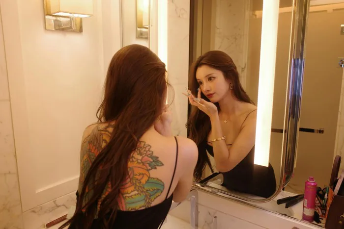 Bad girl show hẹn hò hot điên đảo: Mặt như búp bê, lưng xăm kín không một  lần ủ tê