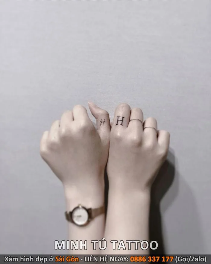 Hình xăm chữ riêng ở ngón tay