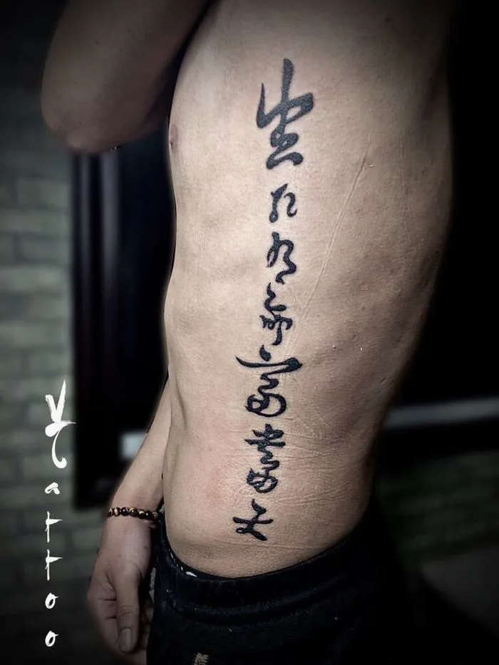 hinh-xam-ngau-o-suon-1
