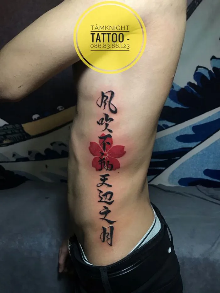 Hình xăm chữ ở sườn