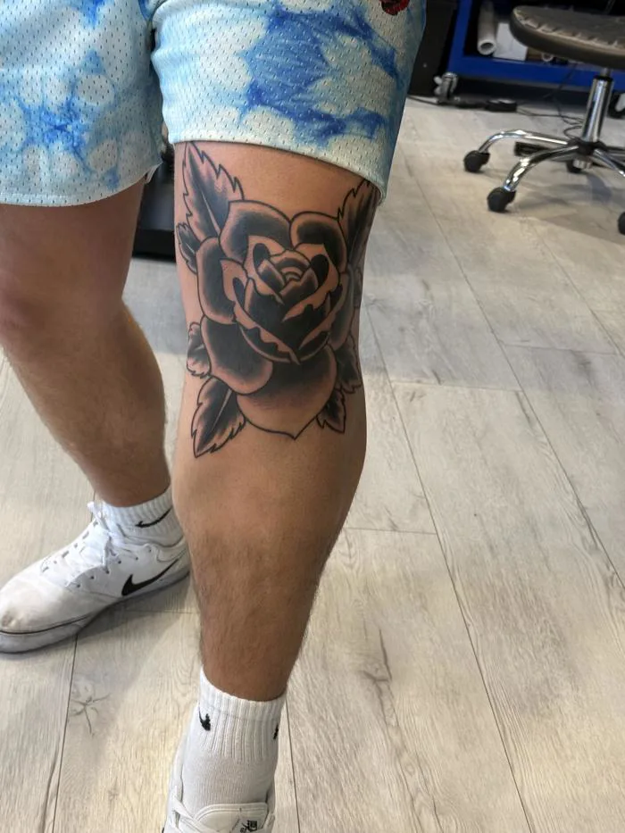 Hình xăm hoa hồng ở đầu gối kiểu truyền thống : r/traditionaltattoos
