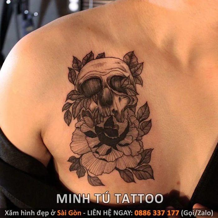 Hình xăm đầu lâu và hoa hồng trắng đen ở ngực cho nữ