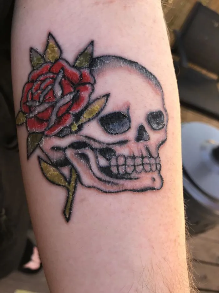 Hình xăm đầu lâu và hoa hồng của Angie tại Wholehearted Tattoo ở Monterey,  CA : r/tattoo