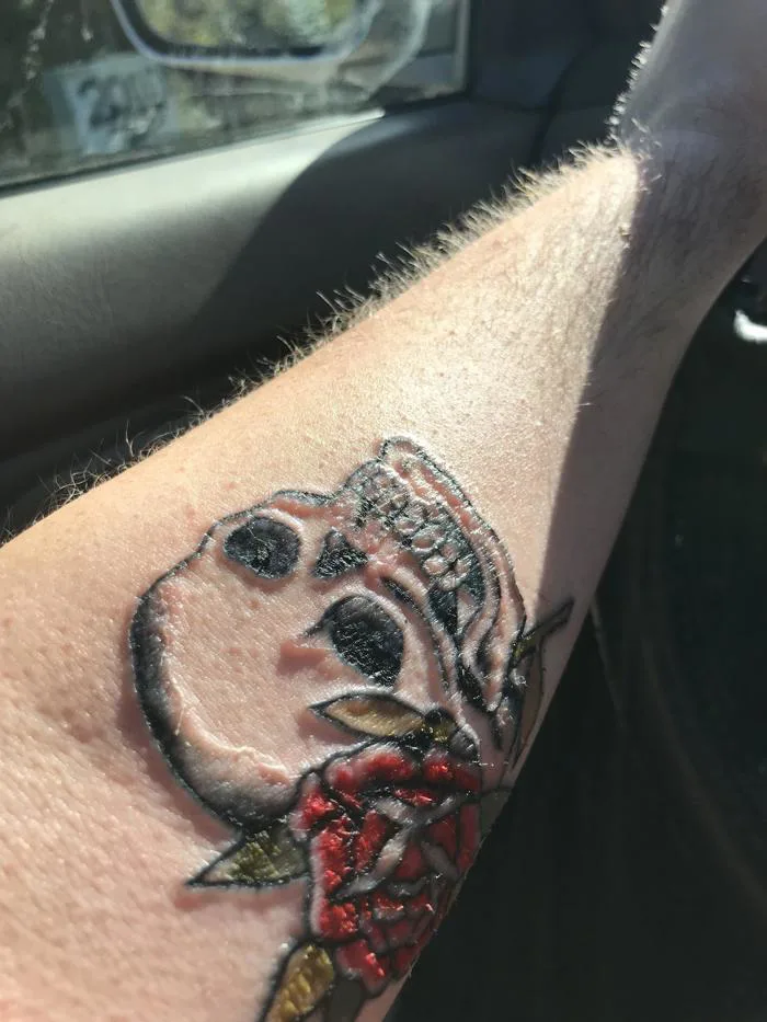 Hình xăm đầu lâu và hoa hồng của Angie tại Wholehearted Tattoo ở Monterey,  CA : r/tattoo