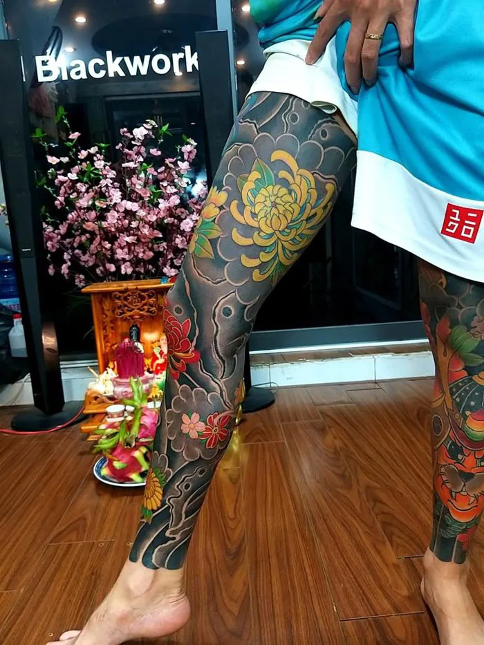 Tattoo full chân nhật cổ