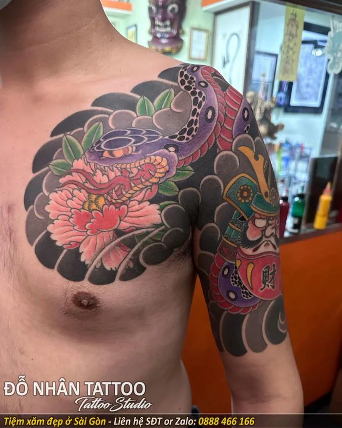 Hình xăm rắn và hao mẫu đơn full bắp tay qua ngực