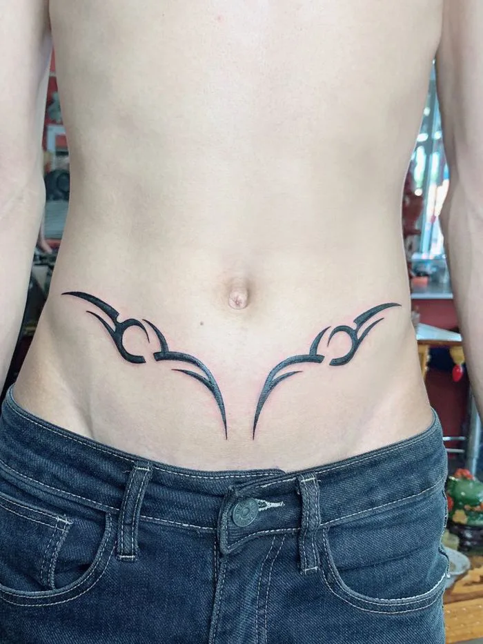 Tattoo hoa văn bụng dưới cho nam
