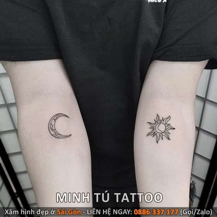 Hình xăm mặt trăng và trời mini ở cánh tay