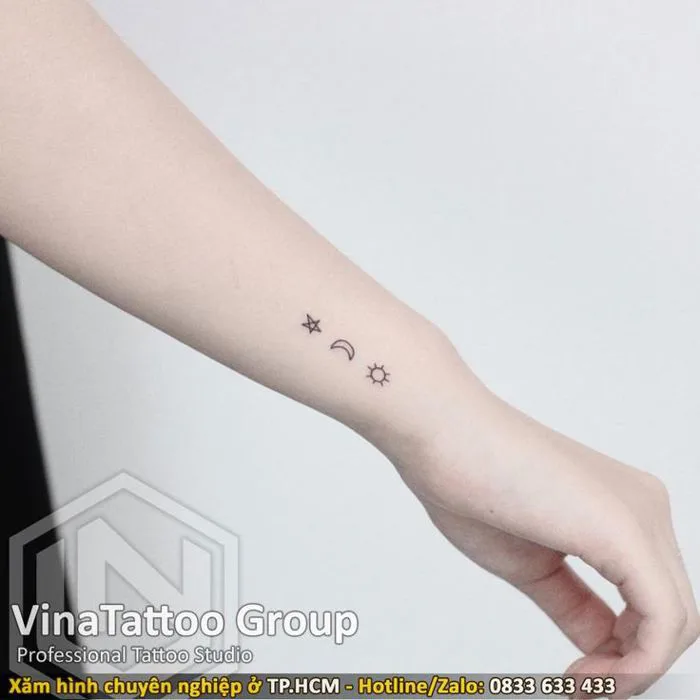 Những hình xăm đẹp ngôi sao và mặt trăng mini cánh tay