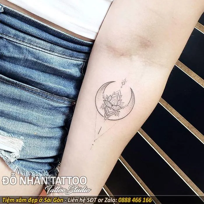 Hình xăm mandala và mặt trăng mini ở cánh tay