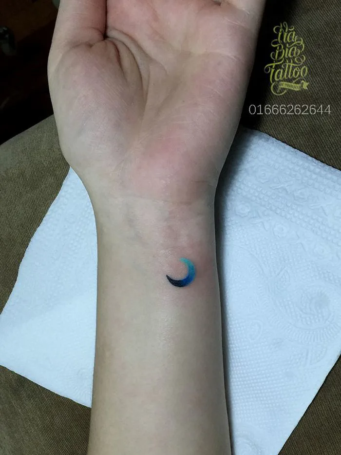 Moon tattoo, ombre tattoo, mini tattoo, cute tattoo, tattoo girl, tatoo, hình  xăm mặt trăng, hình xăm nhỏ, hình xăm đẹp, hình xăm nữ, xăm nghệ thuật, xăm  uy tín, xăm Hà
