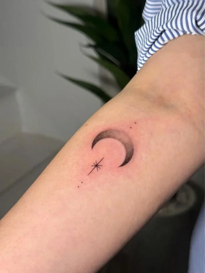 Ý nghĩa & 20+ mẫu hình xăm mặt trăng tinh tế nhất – Mini Tattoo Saigon - Xăm  hình nghệ thuật uy tín tại Sài Gòn