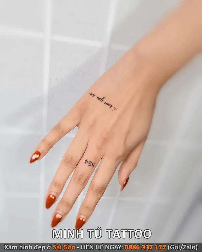 Các hình xăm chữ và số ở mu bàn tay, ngón tay