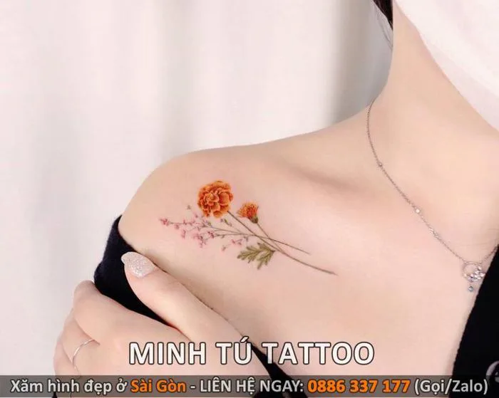 Các hình xăm hoa mini ở vai