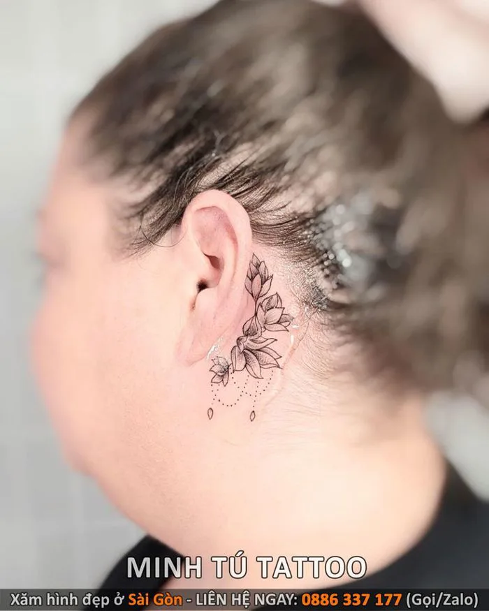 Hình xăm hoa mini ở sau tai (2)