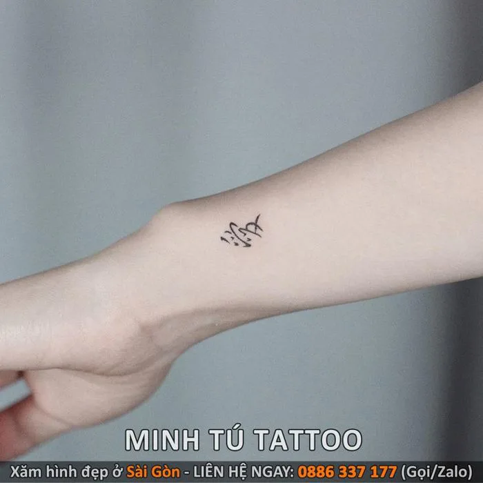 Hình xăm chữ trung mini ở cổ tay